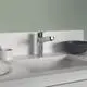 Ideal Standard Küchenarmatur mit hohem Auslauf. Die Armatur hat einen klaren, funktionalen Stil und befindet sich auf einer weißen Arbeitsfläche neben Geschirr und einer Schale.